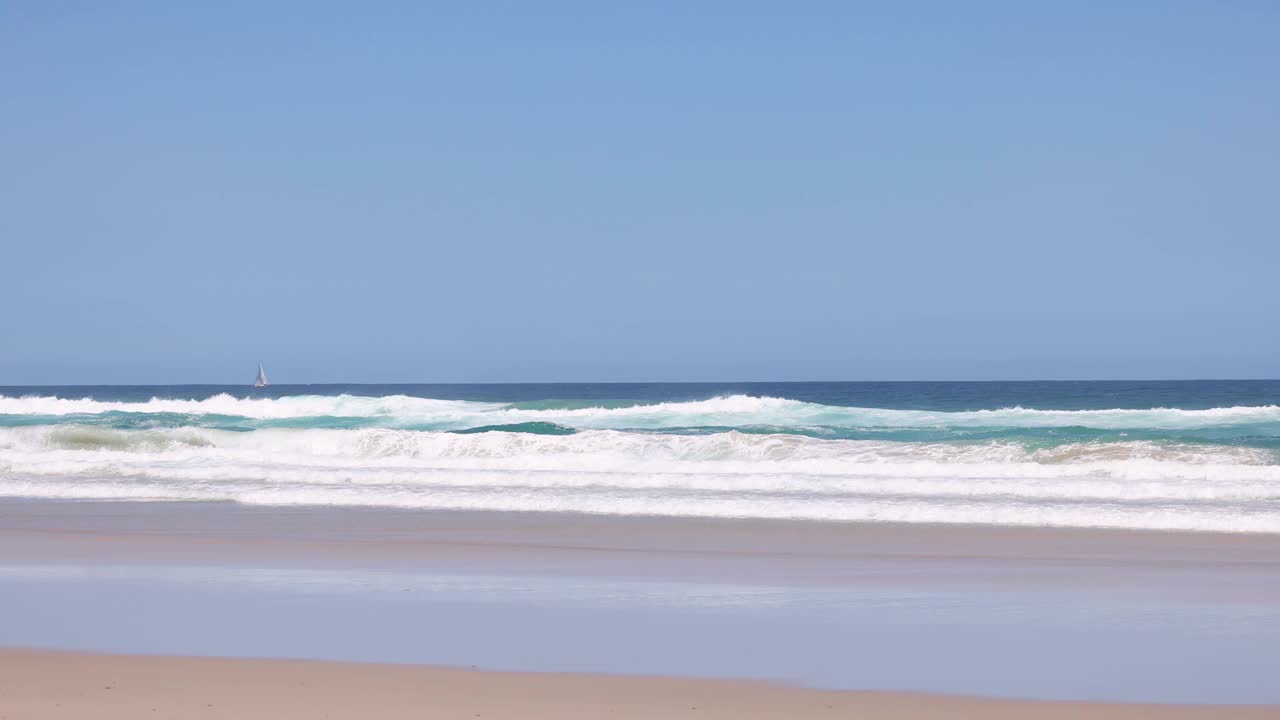 宁静的海浪撞击视频素材