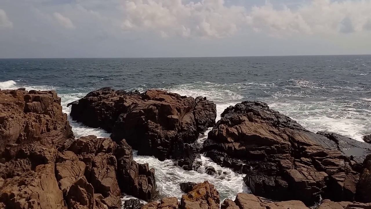 海景。海浪拍打着岩石海岸。从上面看。黑海海岸，保加利亚，索佐波尔。美丽的风景。夏天，阳光明媚，微风轻拂视频素材