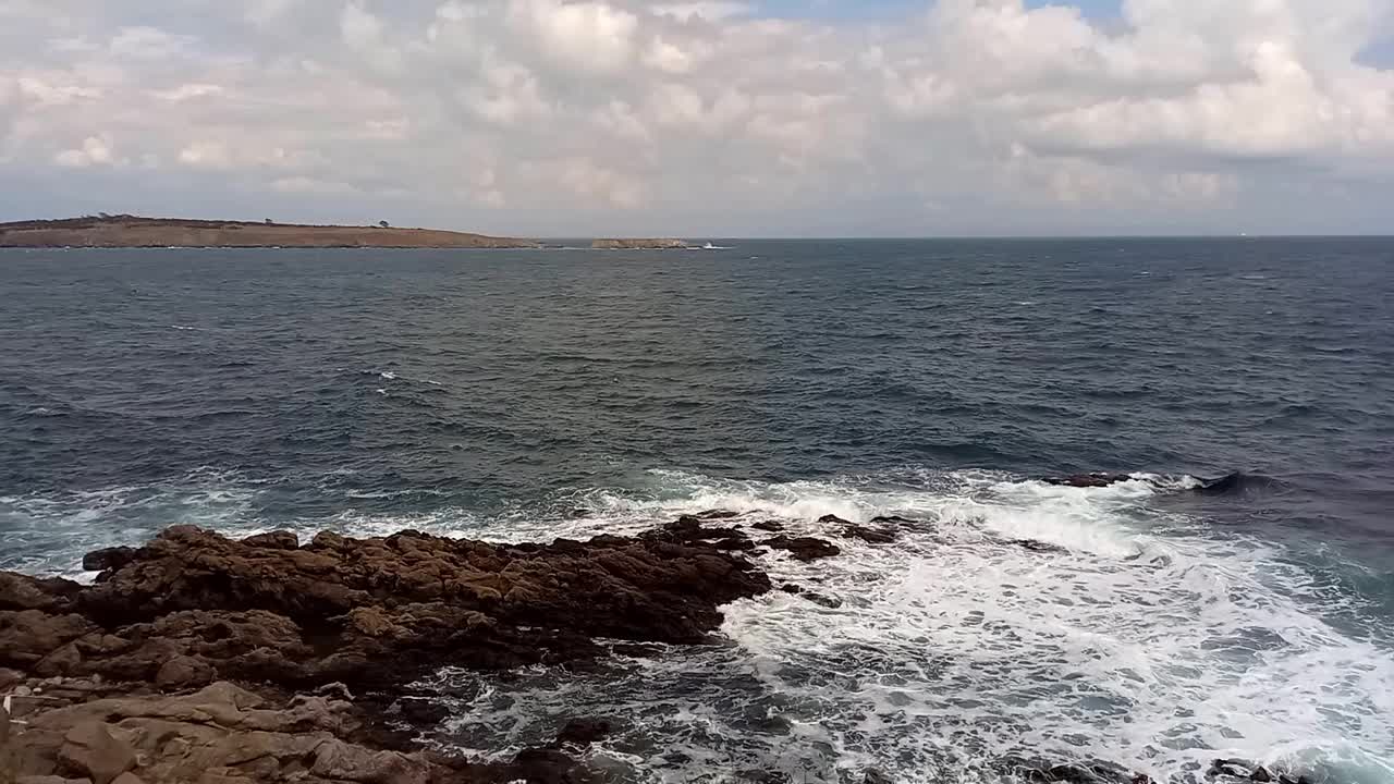 海景。海浪拍打着岩石海岸。从上面看。黑海海岸，保加利亚，索佐波尔。美丽的风景。夏天，阳光明媚，微风轻拂视频下载