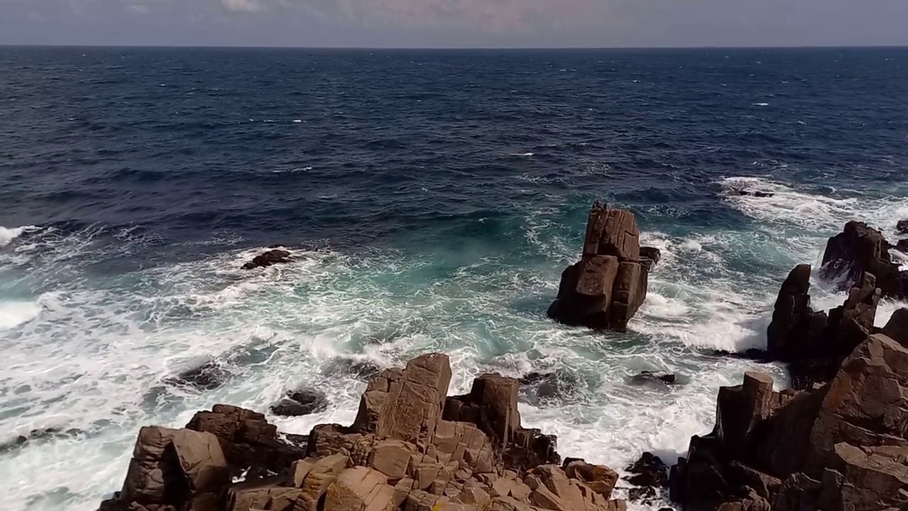 海景。海浪拍打着岩石海岸。从上面看。黑海海岸，保加利亚，索佐波尔。美丽的风景。夏天，阳光明媚，微风轻拂视频下载