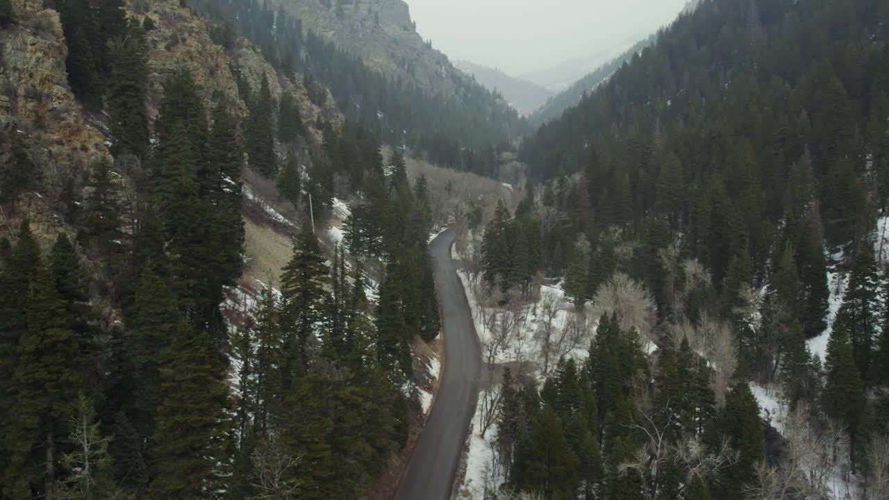 在美国的福克峡谷，刚下的雪覆盖了山景视频素材