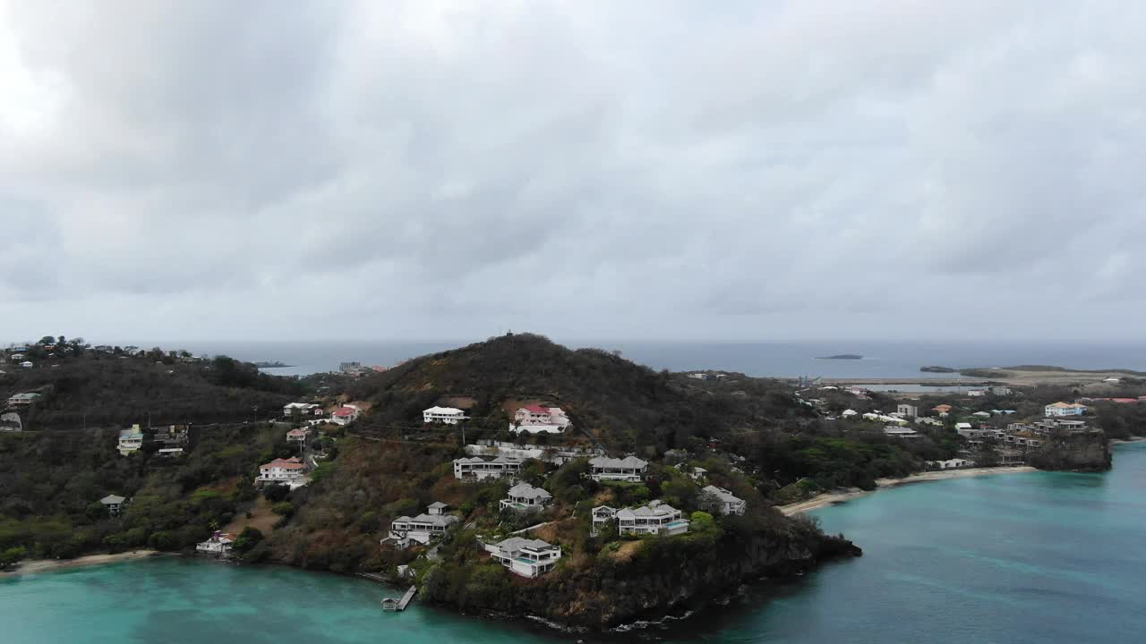 格林纳达的Mourne rouge海滩，阴天，宁静的海景，热带环境，豪华住宅，鸟瞰图视频素材