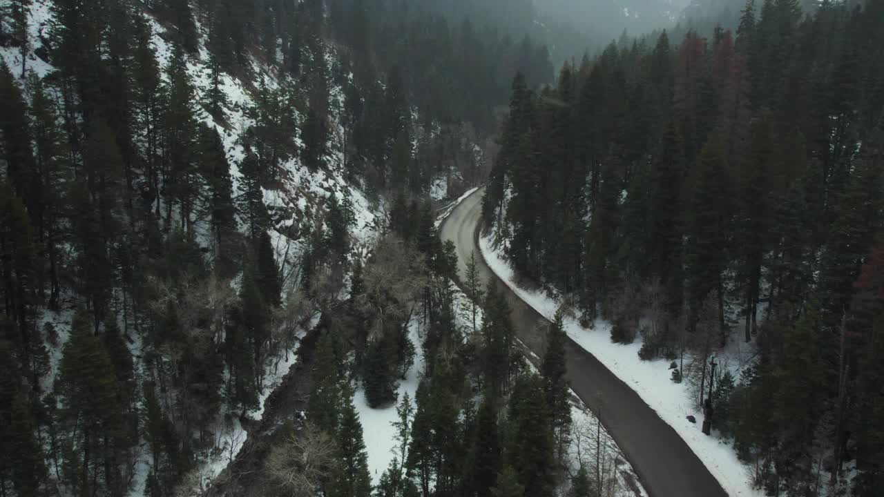 美国福克峡谷的汽车在大雪中行驶，航拍视频素材