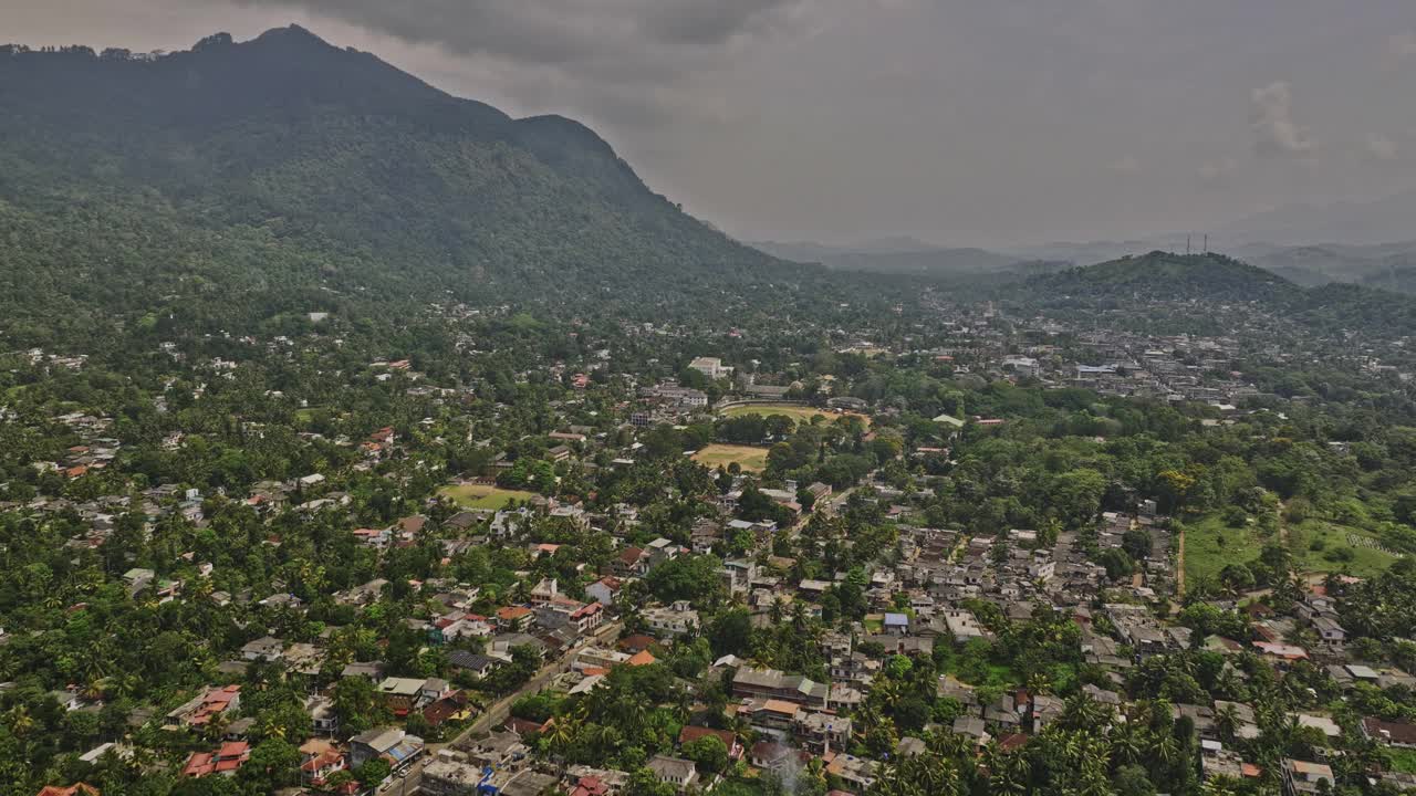 Aerial v2无人机飞越kumbiyanggoda公路，拍摄了Hulangamuwa郊区的风景小镇、住宅和山坡上的城市景观，使用Mavic 3 Cine拍摄，2023年4月视频素材