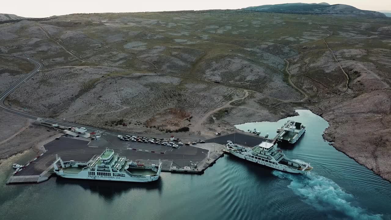 克罗地亚拉布岛海岸线和船只的鸟瞰图。视频素材