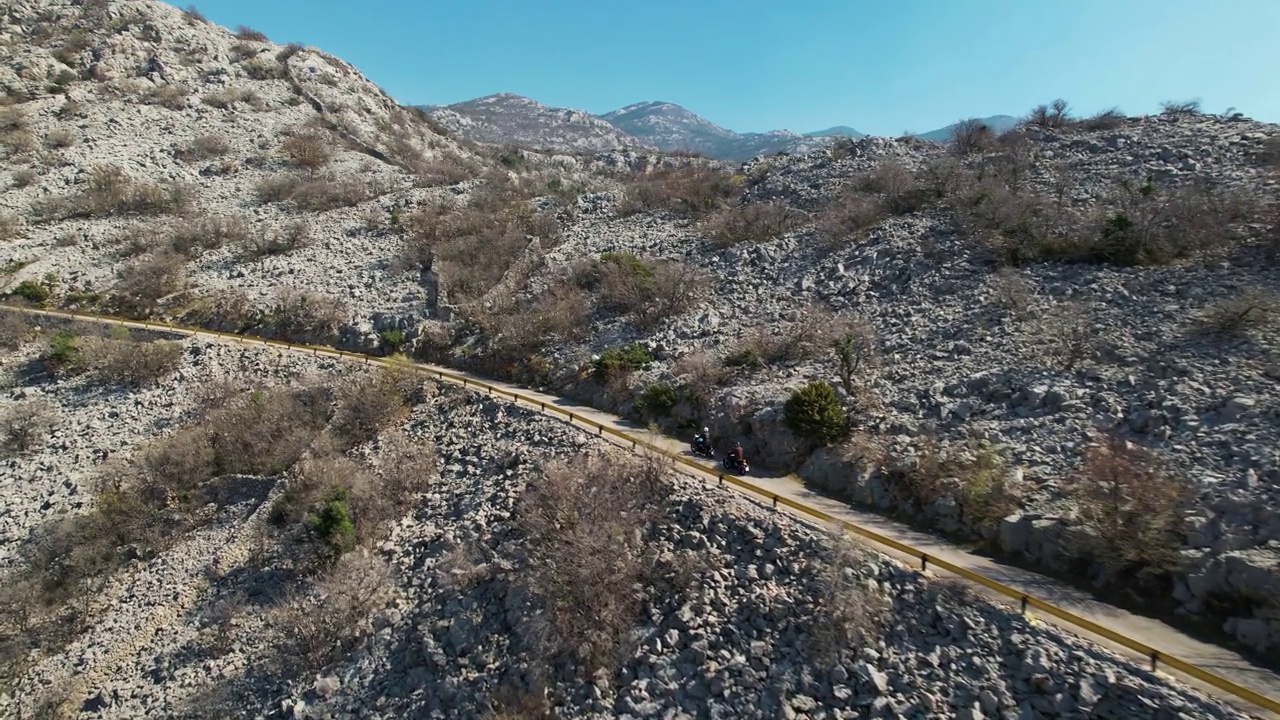 在克罗地亚比奥科沃骑摩托车的鸟瞰图。视频素材