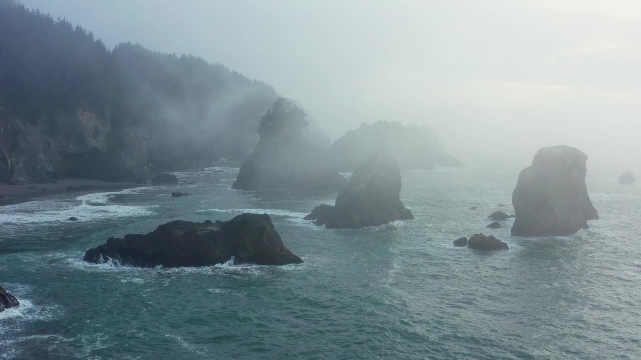 WS - TS在雾天的海蚀柱上空的空中推进/俄勒冈州的班顿视频下载