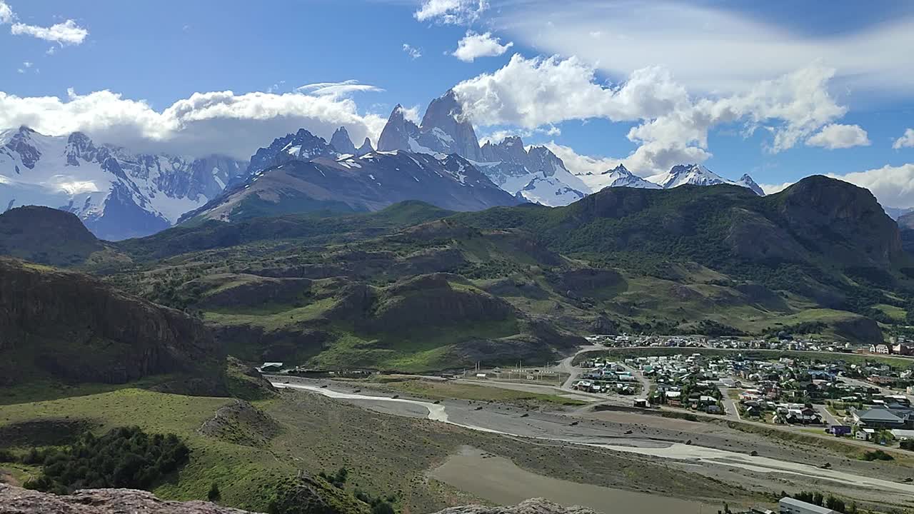 背景是El Chalten和Fitz Roy的美丽景色。视频下载