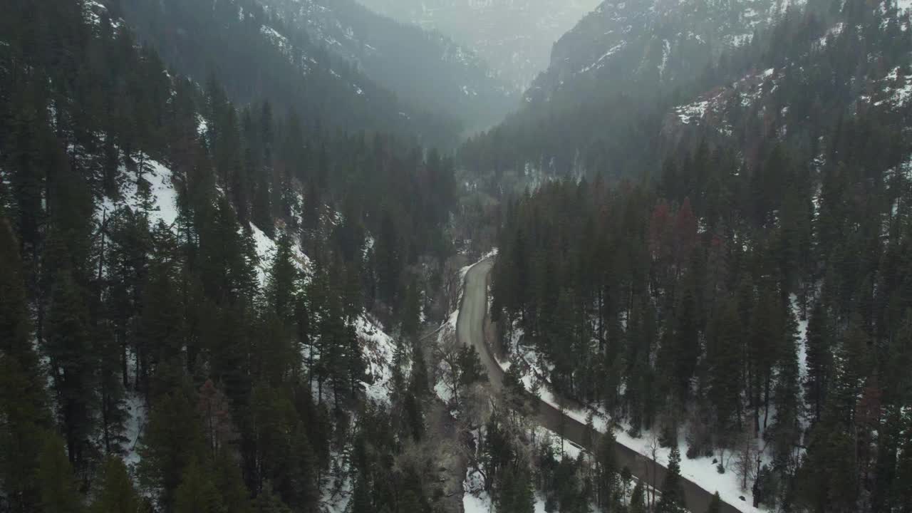 道路弯曲穿过峡谷在冬天-美国犹他州的美国叉峡谷，美国-无人机拍摄视频素材