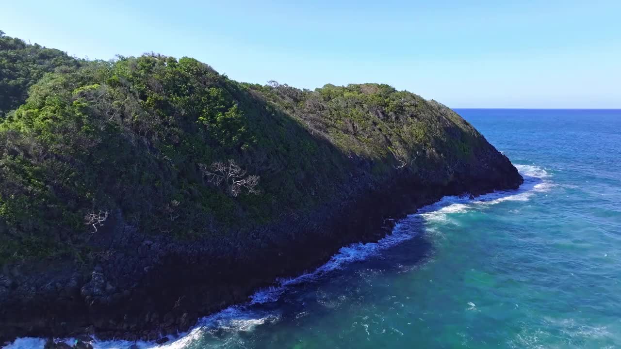 葱郁的山脉和风景秀丽的海洋在普拉亚Ermitaño在多米尼加共和国-空中无人机拍摄视频素材