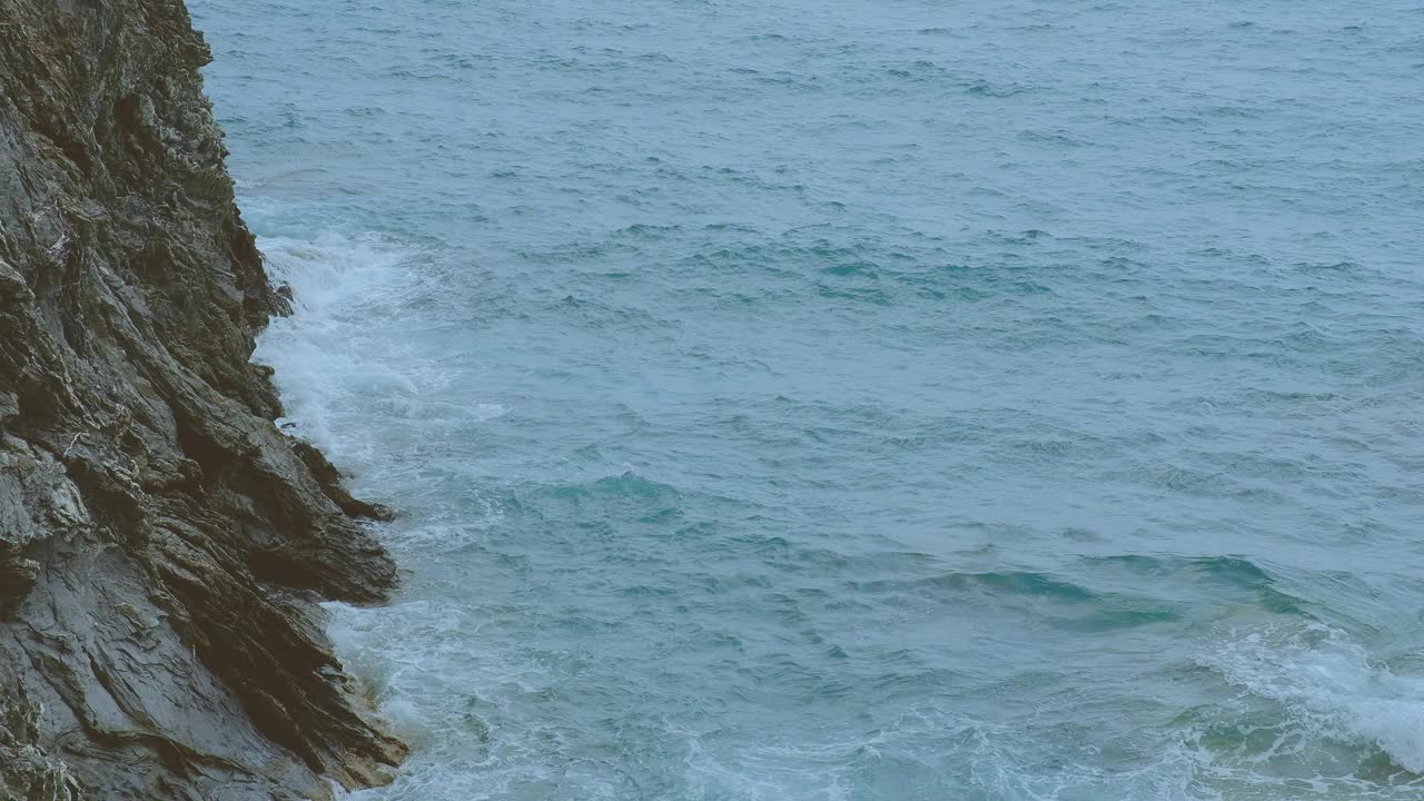 海边的岩石海岸，地中海的海浪拍打着花岗岩视频下载