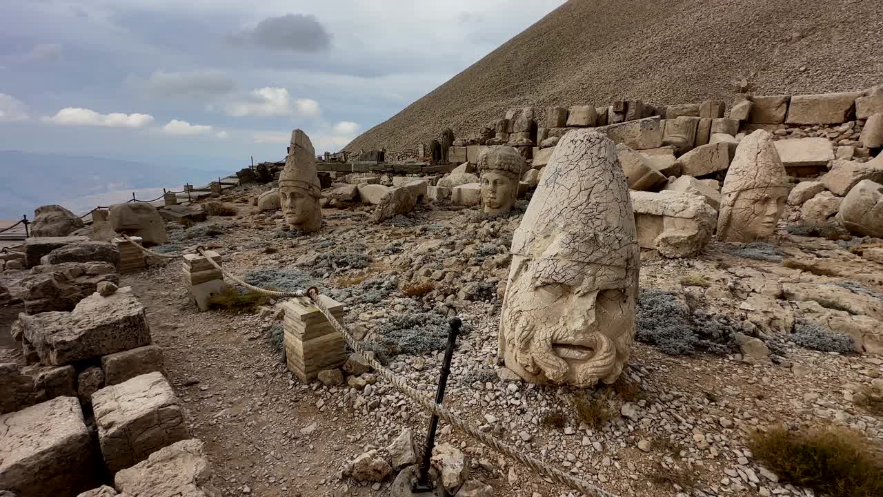 在考古遗址中拍摄的古代石头人照片。视频素材