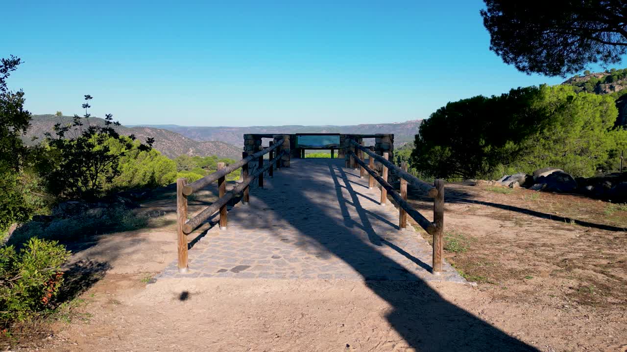 Sierra de Andujar自然保护区令人叹为观止的山脉和森林景观视频素材