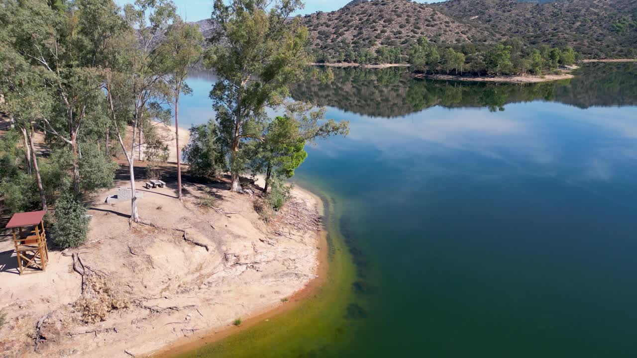 恩西纳雷霍水库如画的西班牙风景塞拉德安杜哈尔航拍揭示视频素材