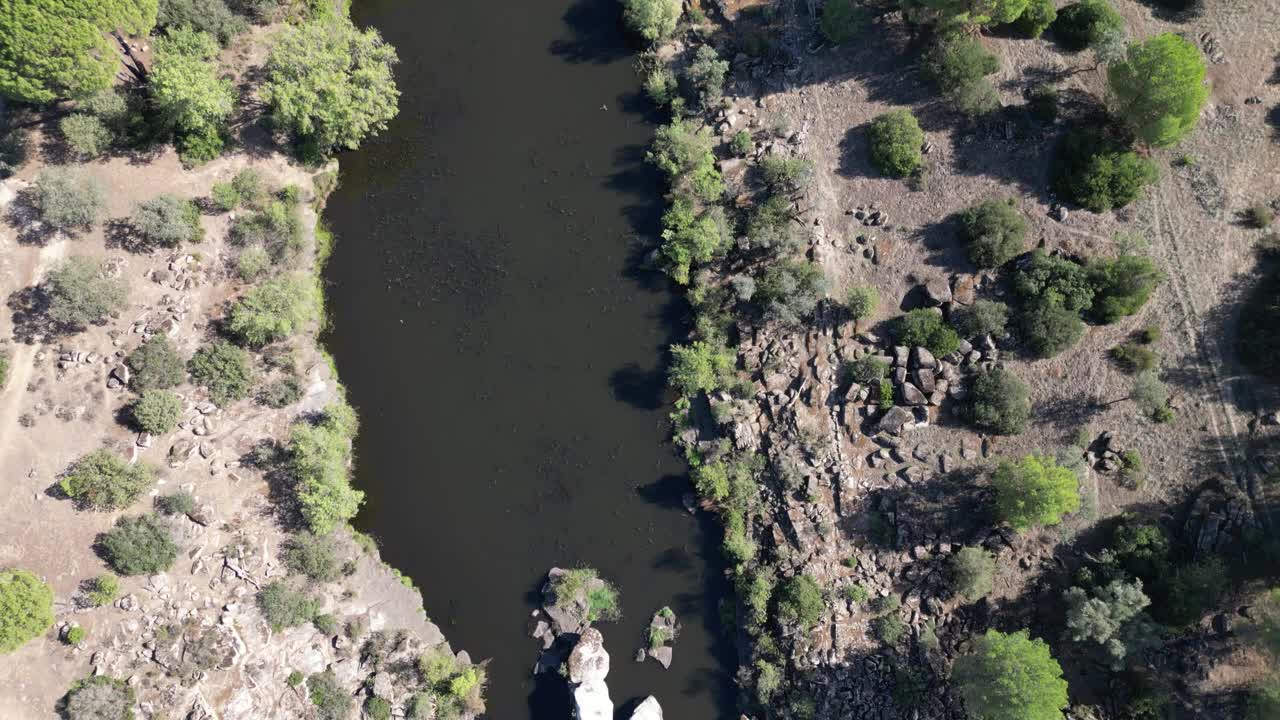 詹德拉河自然公园la Sierra de Andújar西班牙安达卢西亚无人机自上而下视频素材