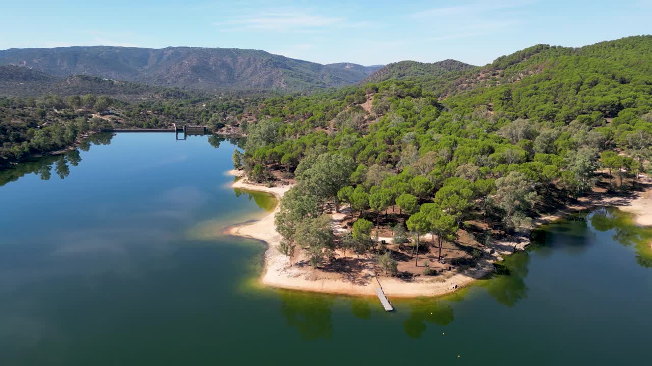 恩西纳雷霍水库鸟瞰图在山区森林的塞拉德安杜哈尔自然视频素材