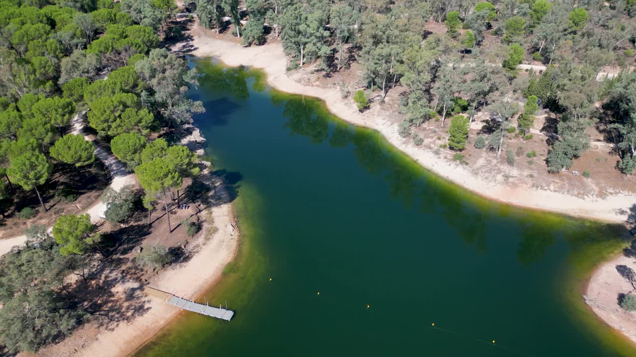 西班牙安达卢西亚恩西纳雷霍水库夏季娱乐区的绿水视频素材