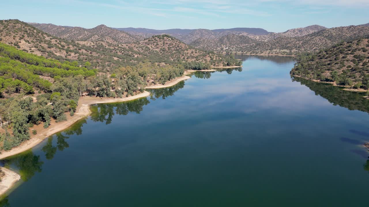 风景如画的鸟瞰图，Sierra de Andujar自然保护区和Encinarejo水库湛蓝的海水视频素材