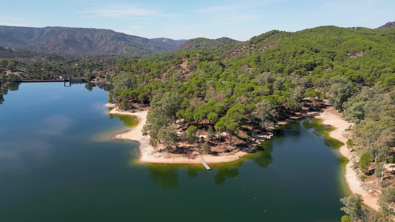 无人机降落到恩西纳雷霍水库的木制码头，Sierra de Andujar风景区视频素材