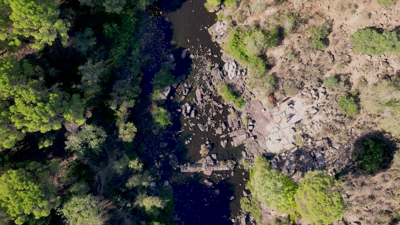 无人机下坡至君杜拉河峡谷巨石，岩石地形自然景观TOP DOWN视频素材