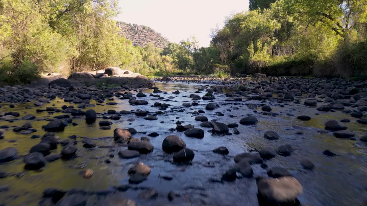 飞行在岩石嶙峋的詹德拉河床上，可以看到风景秀丽的自然保护区塞拉德安杜哈尔视频素材