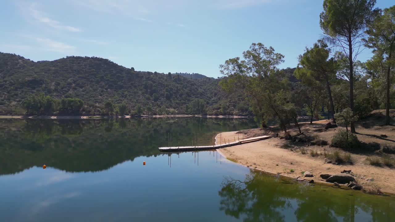 安杜哈尔山脉自然保护区，恩西纳雷霍水库田园诗般的休闲海滩视频素材