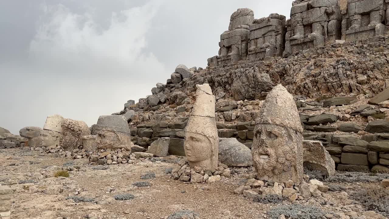 在考古遗址中拍摄的古代石头人照片。视频下载