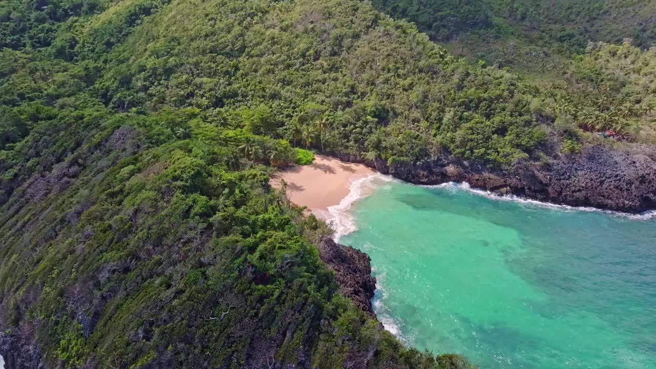 多米尼加共和国萨马纳的普拉亚翁达海滩的自然美景-无人机拍摄视频素材