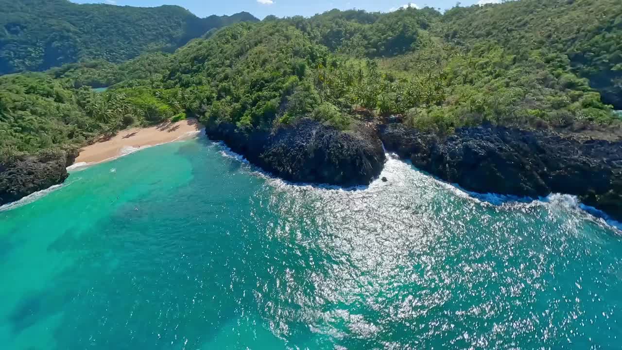 Playa Onda海滩的自然美景，萨马纳，多米尼加共和国-无人机拍摄视频素材