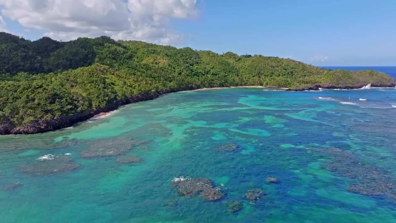 无人机拍摄的普拉亚Ermitaño海岸线在萨马纳，多米尼加共和国视频素材