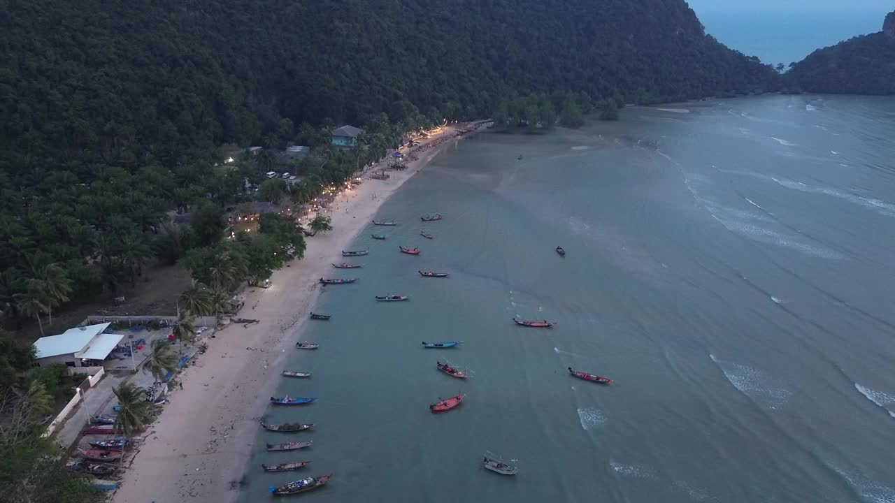 海滩和渔村。视频下载