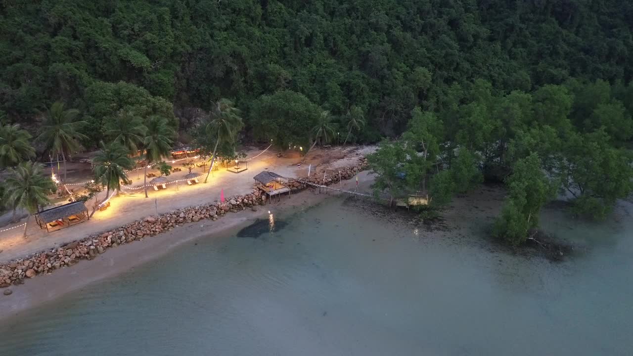 海滩和渔村。视频下载