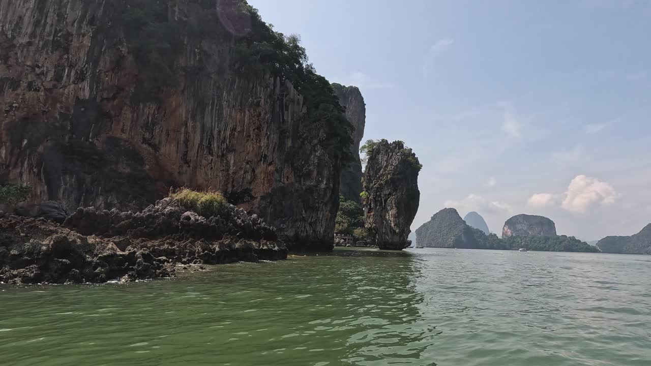 经过石灰岩悬崖的海洋之旅视频素材