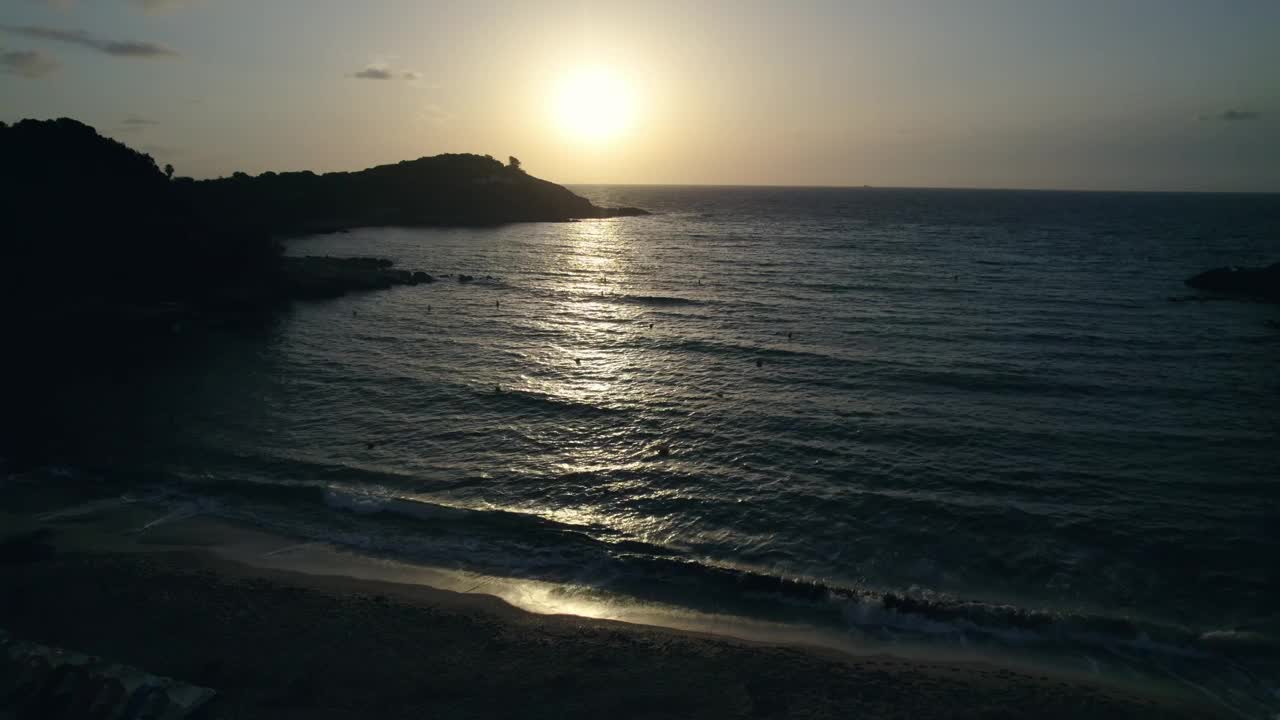 西班牙马略卡岛海岸平静的海面上的日落视频素材