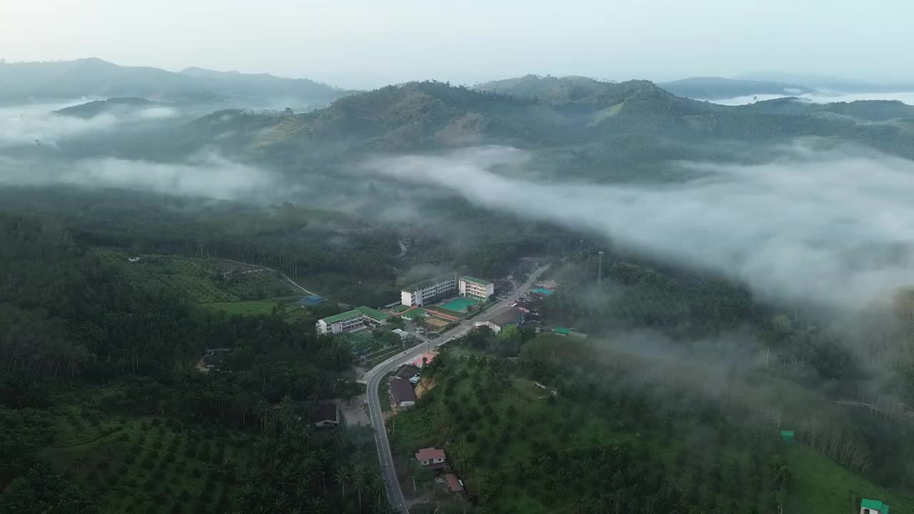 山上有美丽的雾。视频下载