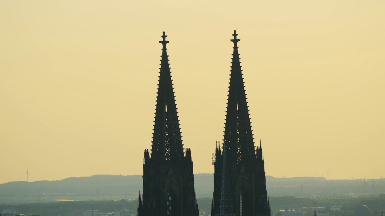 夕阳下科隆大教堂圆顶塔的细节，德国科隆的德国天主教和哥特式建筑的纪念碑。视频素材