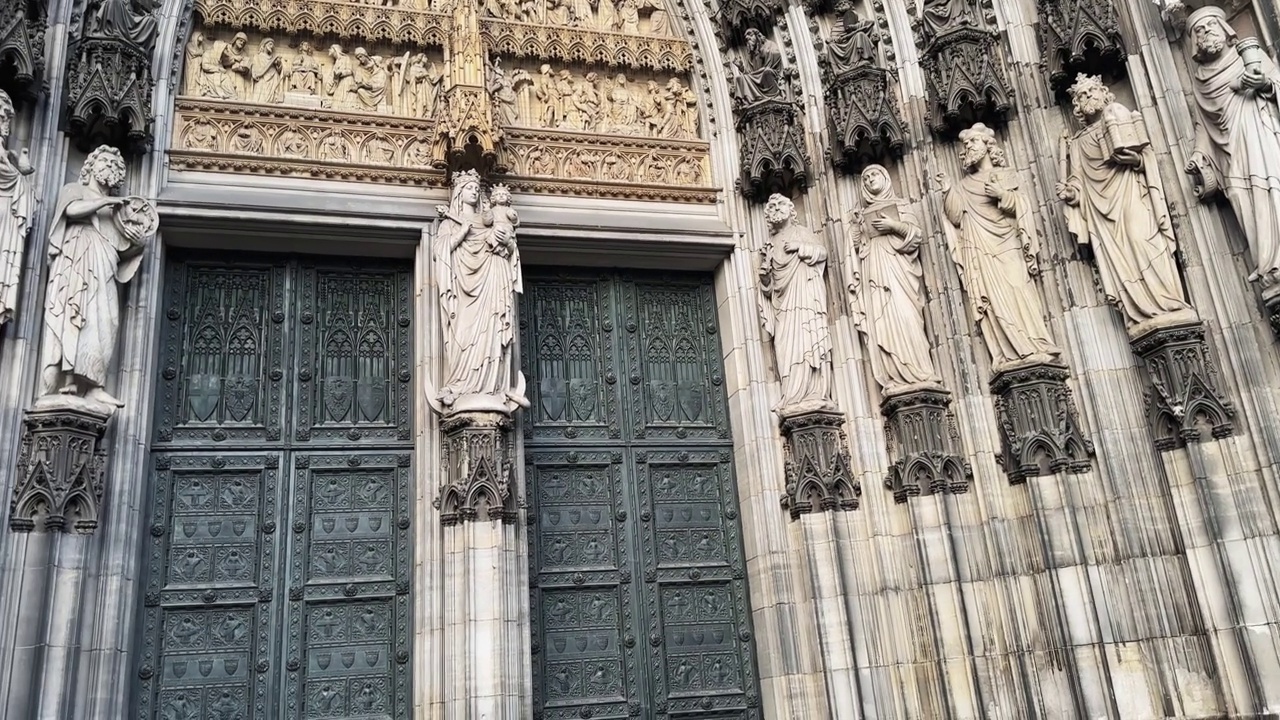 德国科隆大教堂入口处雕像的外部细节视频素材