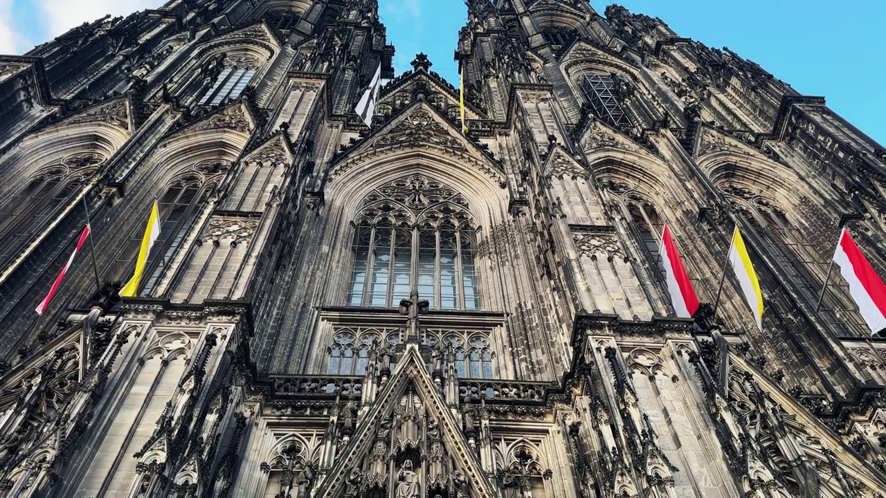 德国科隆大教堂的外部细节与夏日蓝天的对比视频素材
