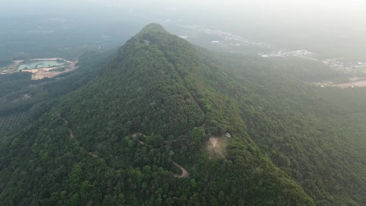 路在山上，山景很美。视频下载