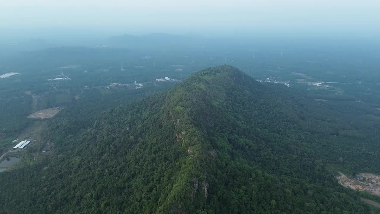 路在山上，山景很美。视频下载