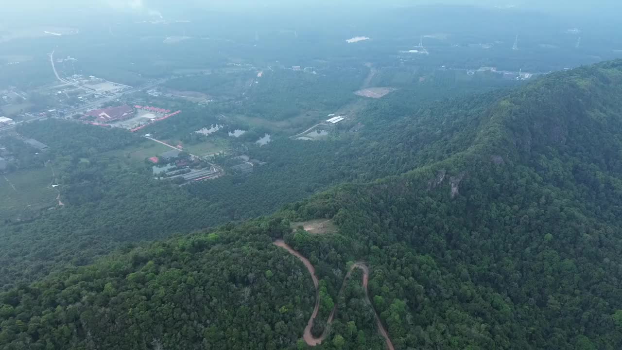 路在山上，山景很美。视频下载