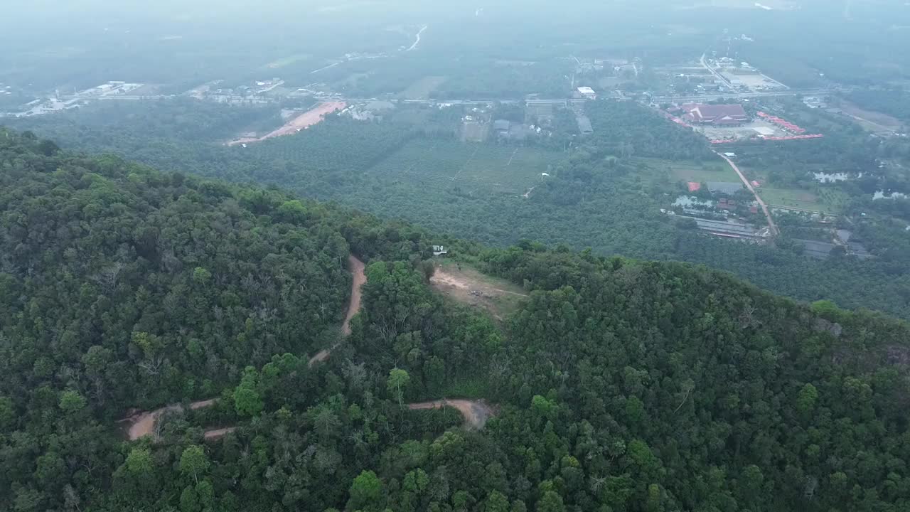 路在山上，山景很美。视频下载