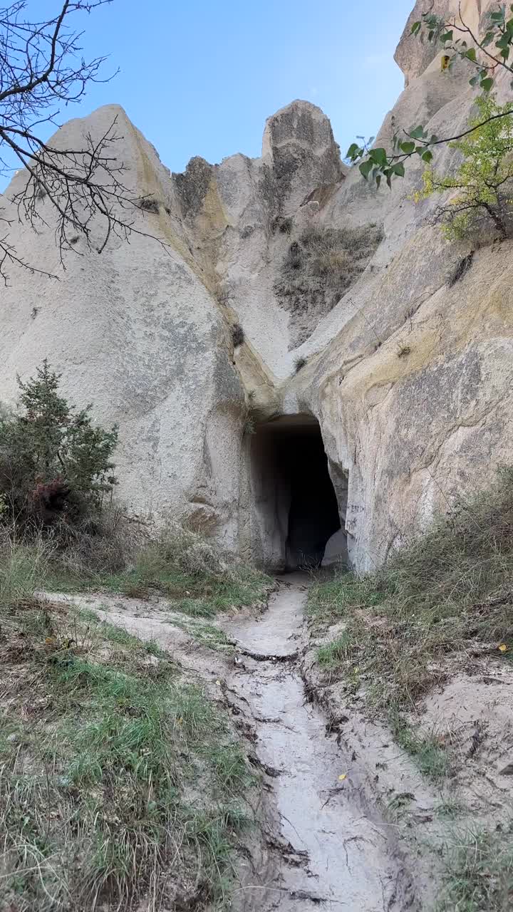 通过雕刻洞穴的古代步行路径的POV稳定凸轮镜头。视频下载