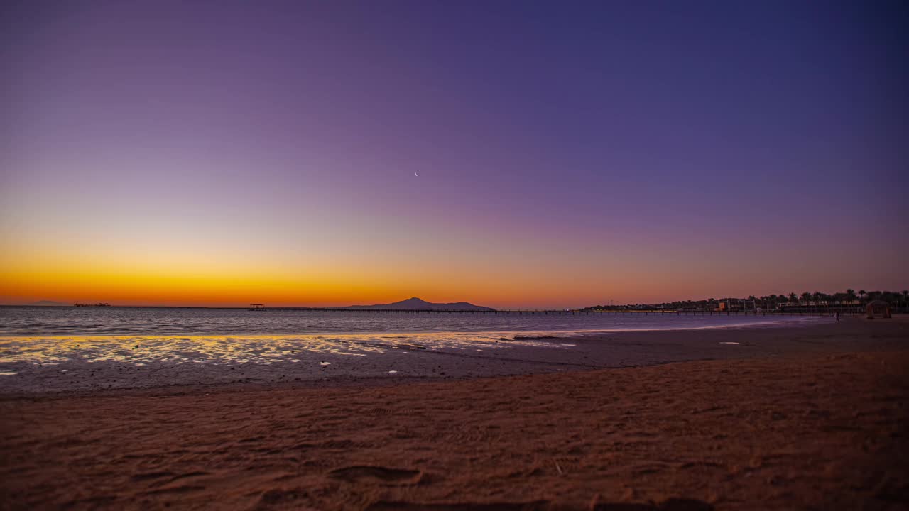 海滩上的日出，在红海的晨光延时海平面视频素材