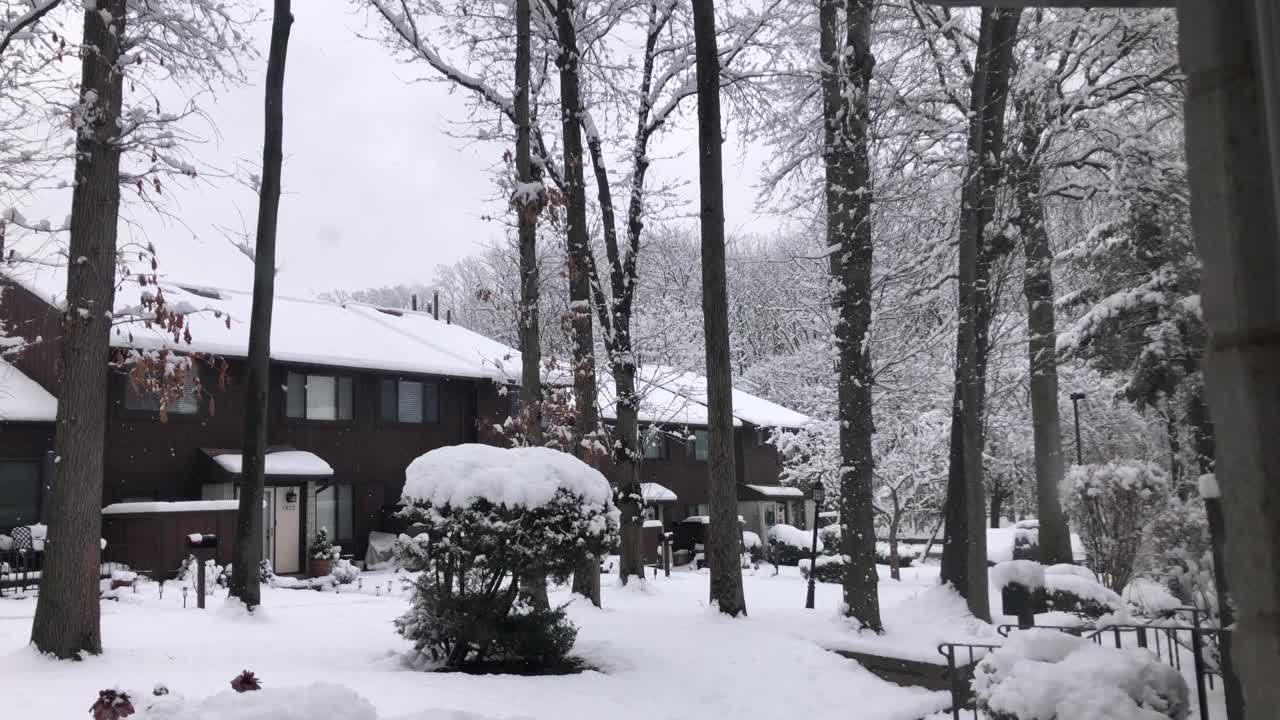 山村里的冬雪。视频下载