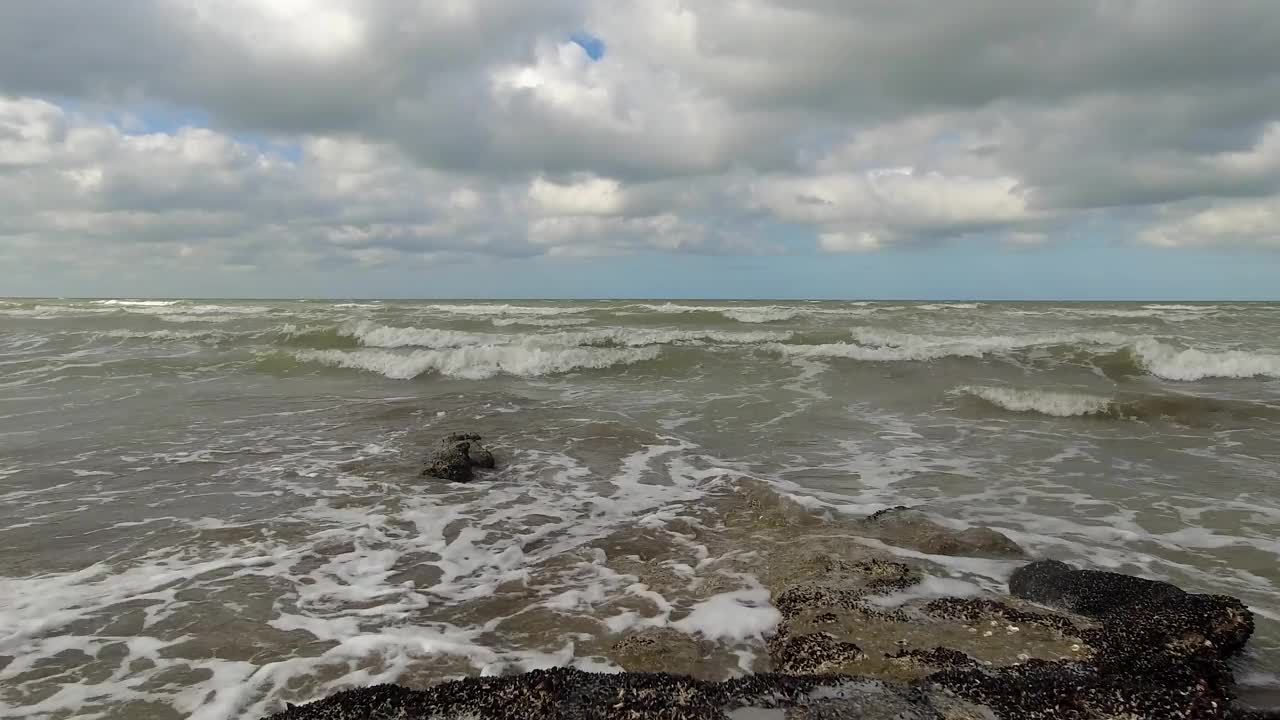 汹涌的海浪冲击着岩石海岸视频下载