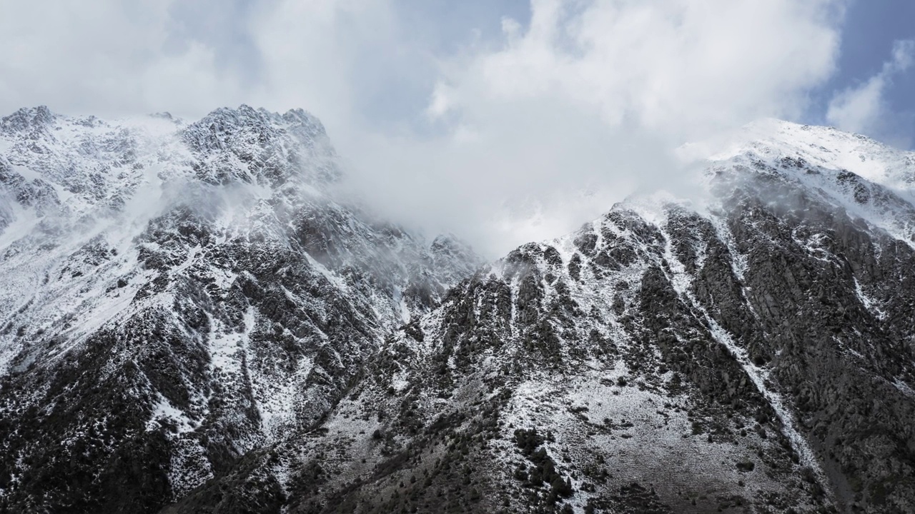 鸟瞰云雾中白雪覆盖的天山全景视频下载