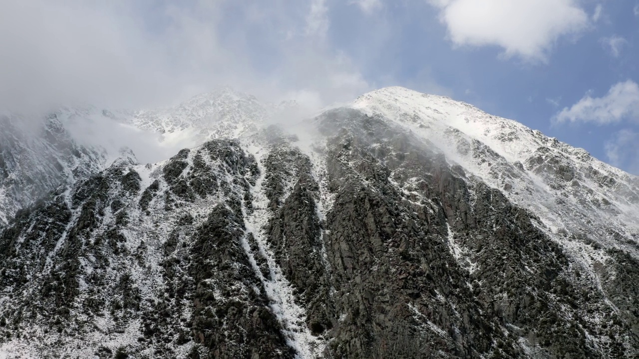 在雪和雾中，一座山峰的天桥视频下载