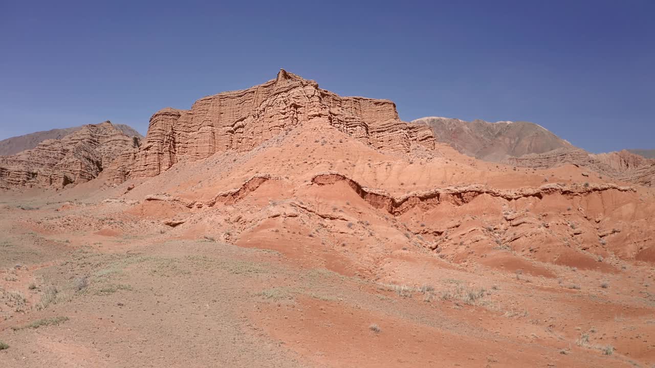 飞过红色沙漠峡谷中的厨房山，展露远山的景色视频下载