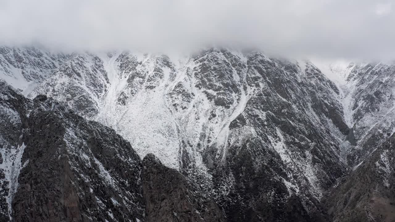 山峰隐藏在云中的全景鸟瞰图视频下载